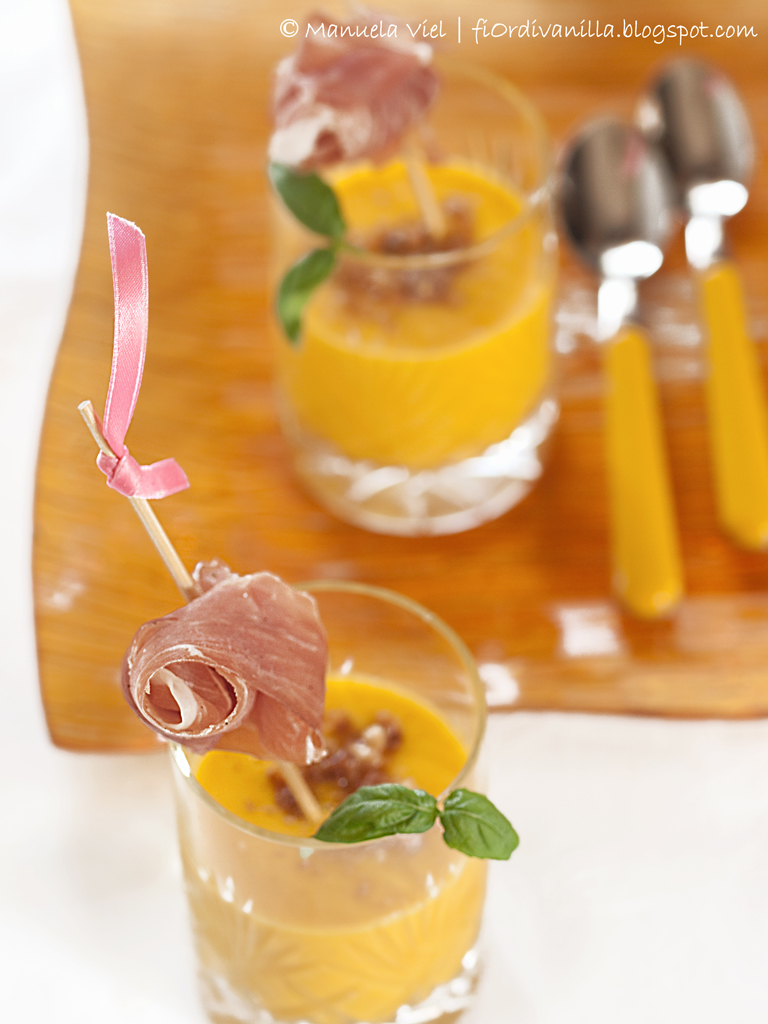 Bicchierini di melone e amaretto al basilico e prosciutto di Parma